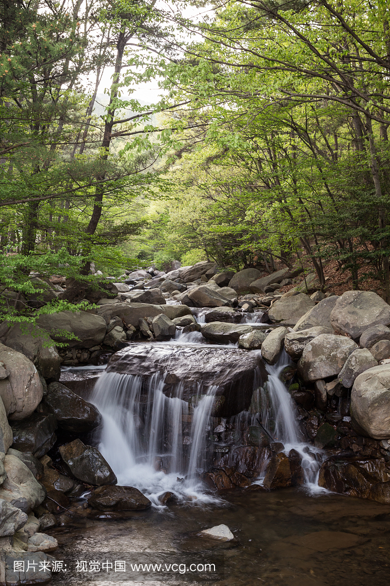 小型,岩石般的河流和瀑布,在韩国釜山的凉山山