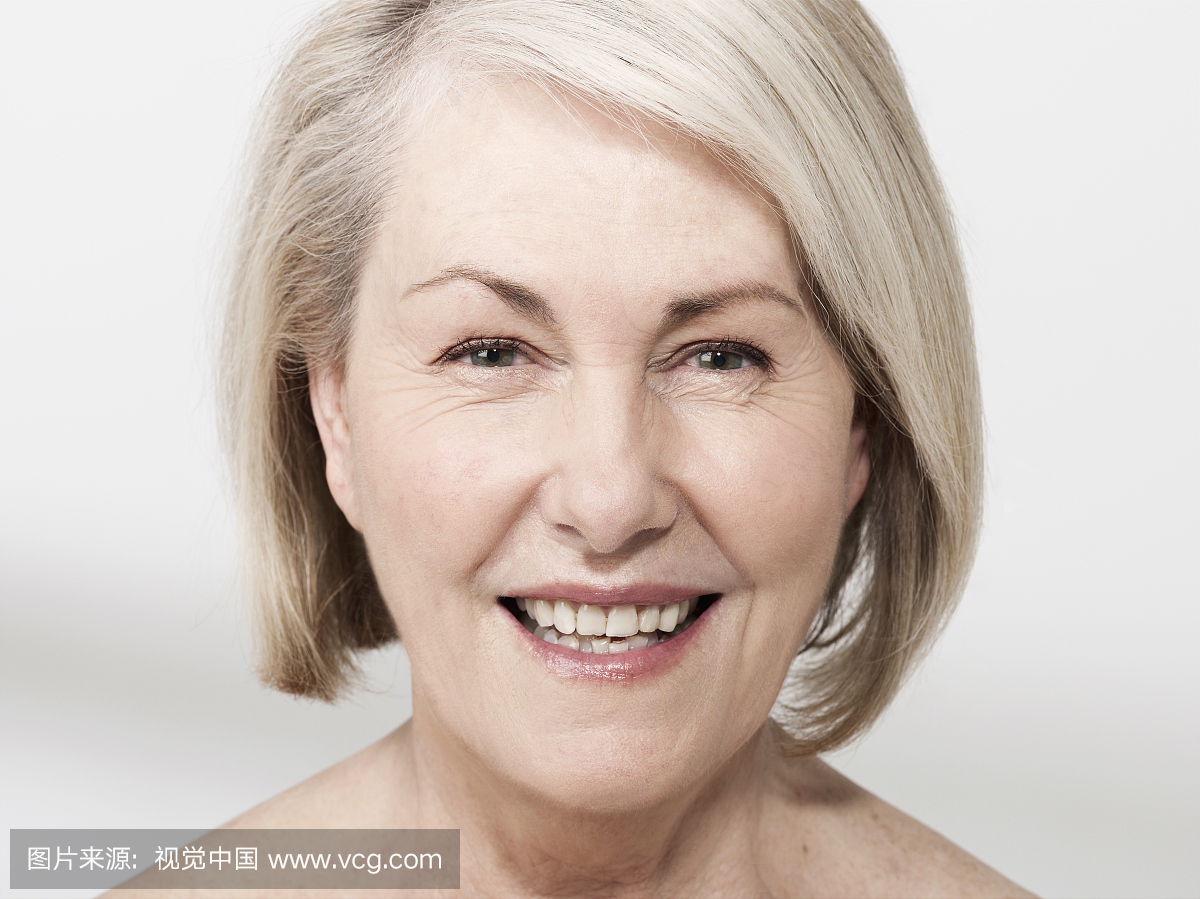 成熟的女人的头发灰白色的头发