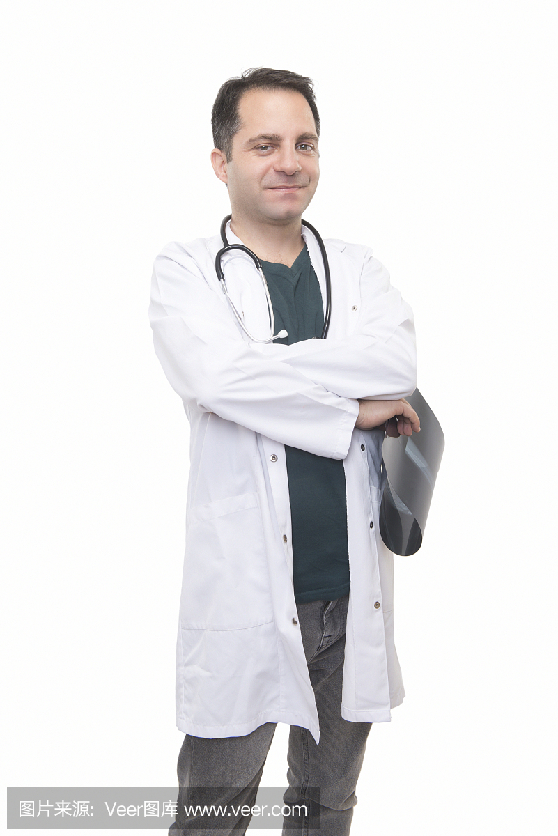 微笑英俊的医生,由于站在白色背景上持有X光片