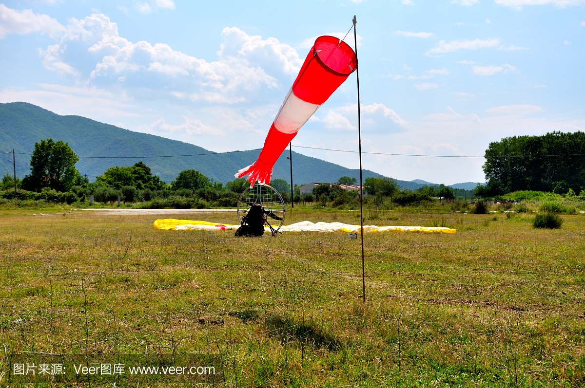 在一个机场的风向袋方向指示器风袜子