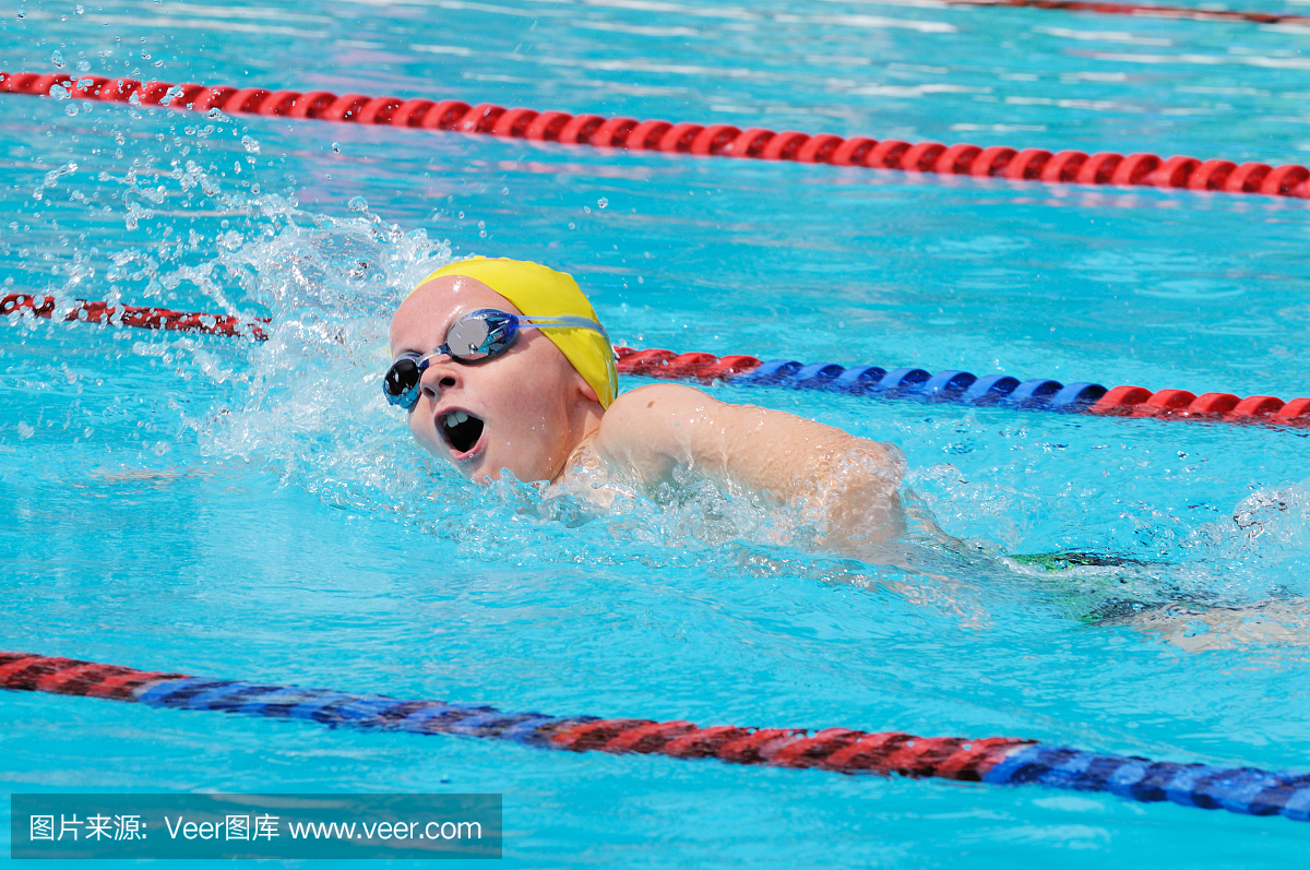 年轻男子运动员运动员自由泳游泳运动员在泳池