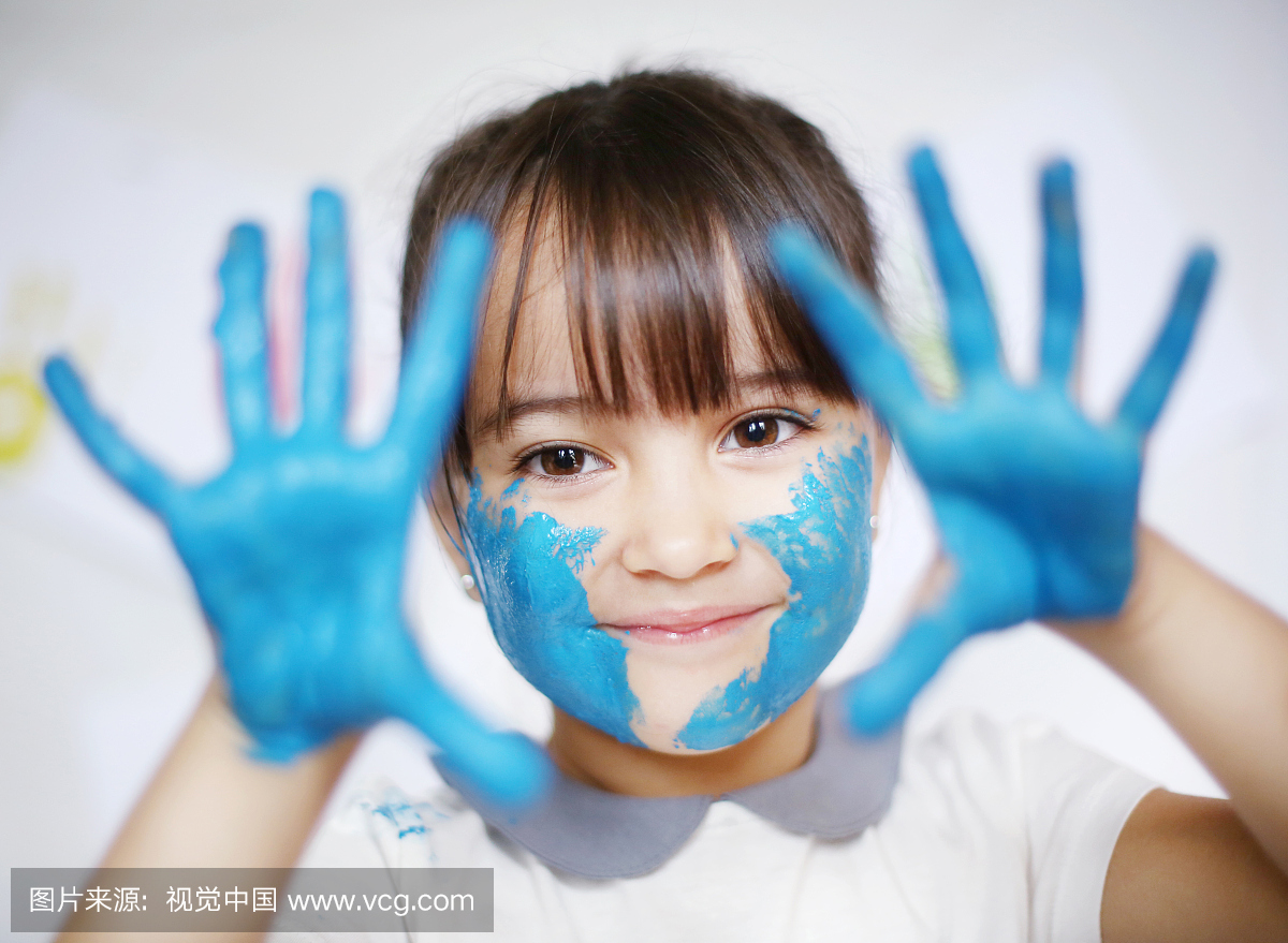 一个4岁的女孩,手上涂上油漆妆容的女生短发图片