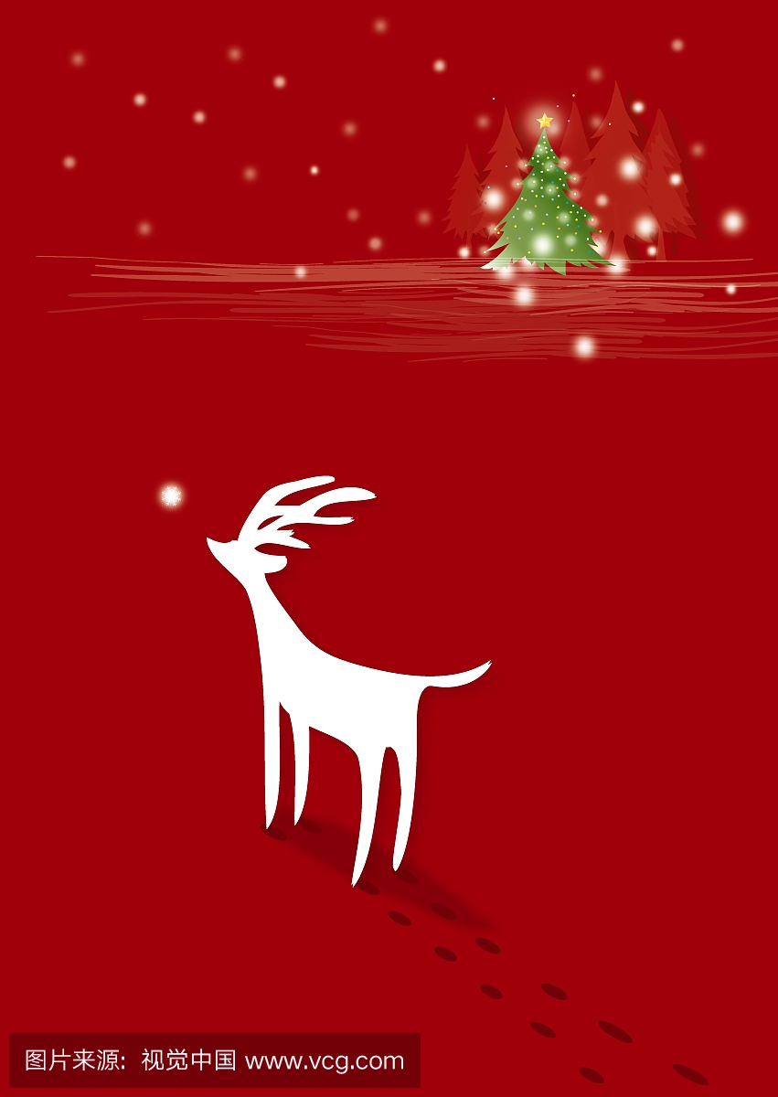 驯鹿站立与圣诞树在后台的高角度视图
