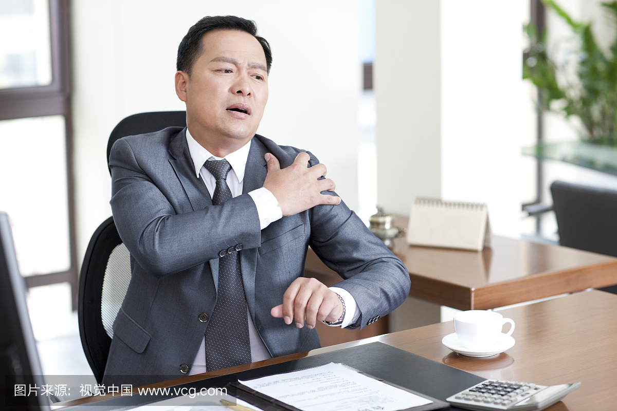 中年商务男士肩膀痛