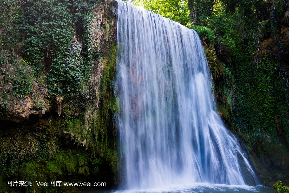 瀑布从石头修道院,萨拉戈萨,西班牙。