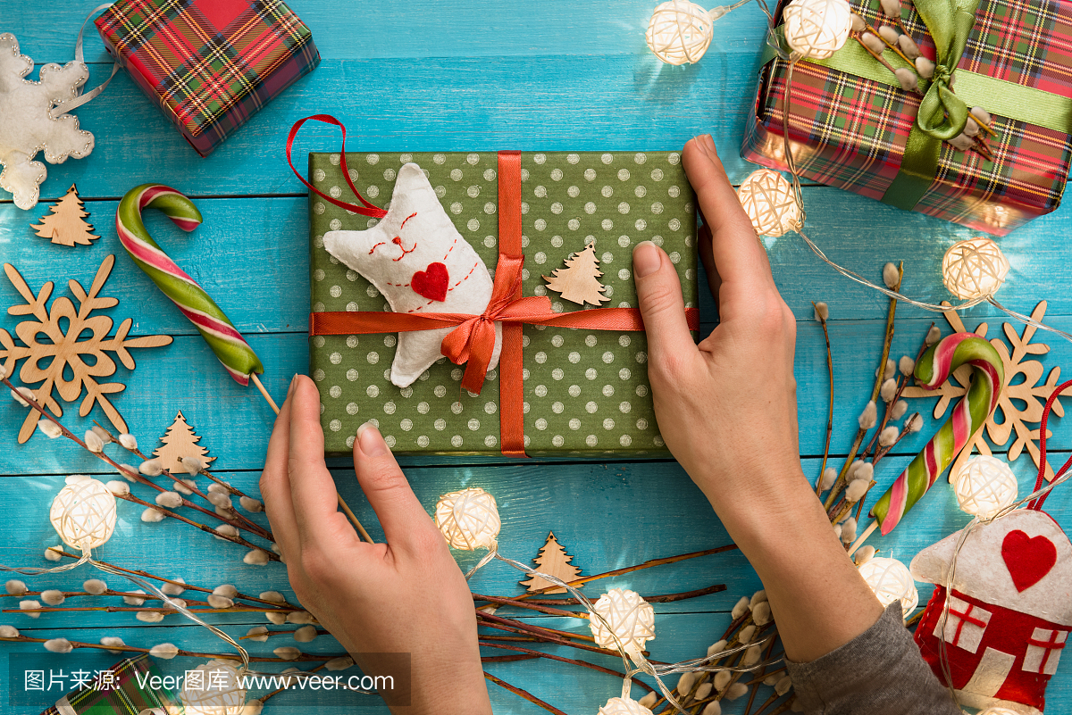 圣诞节手工制作的礼品盒玩具在蓝色木制背景