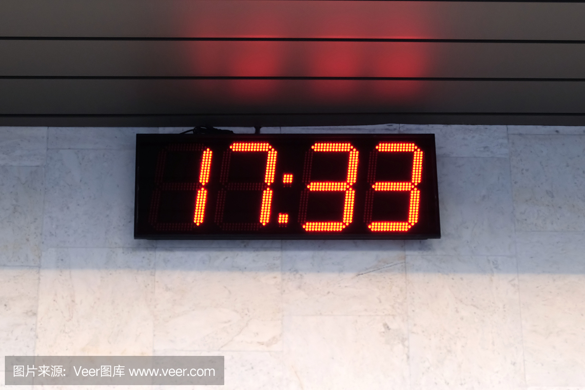建筑物墙上的电子钟表示时间