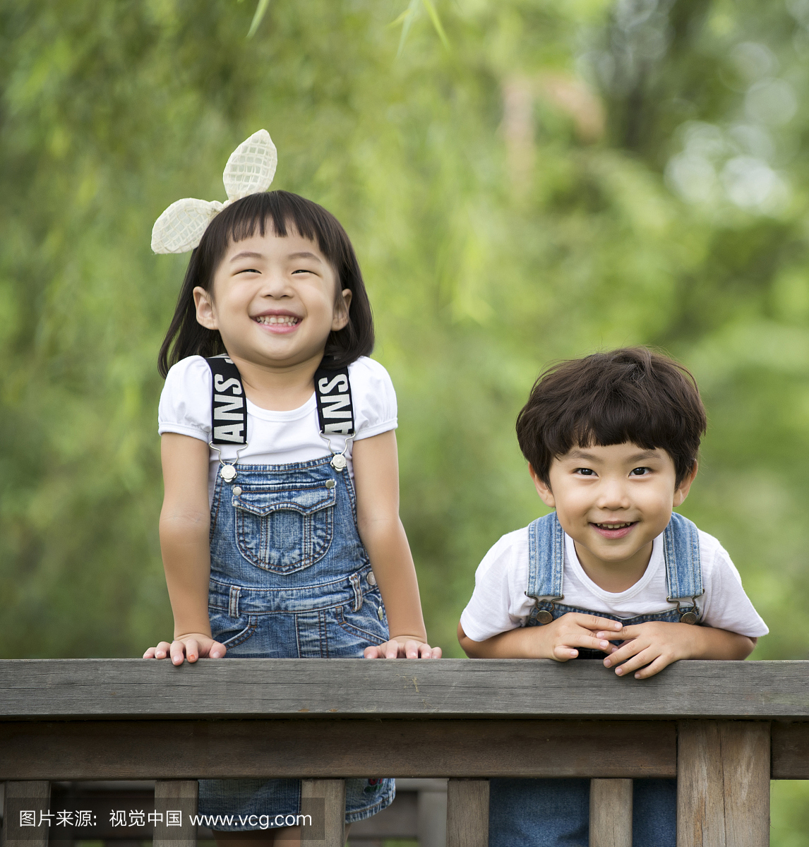 在公园里玩的年轻男孩和年轻女孩,韩国人