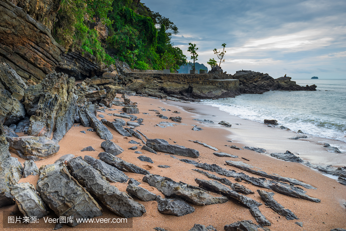 多云的天气,岩石海岸和大海。泰国风景,甲米