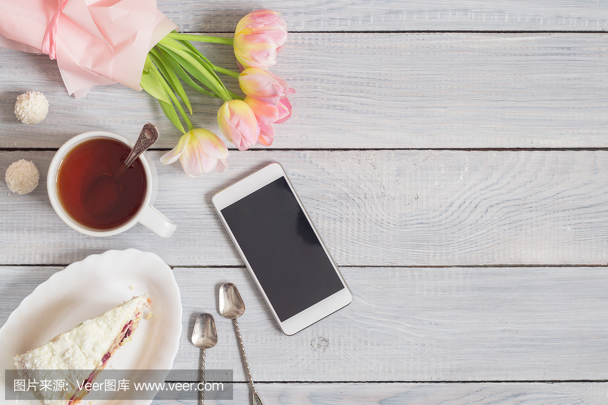 蛋糕,手机,喝杯茶,粉红色郁金香白色木制的桌子