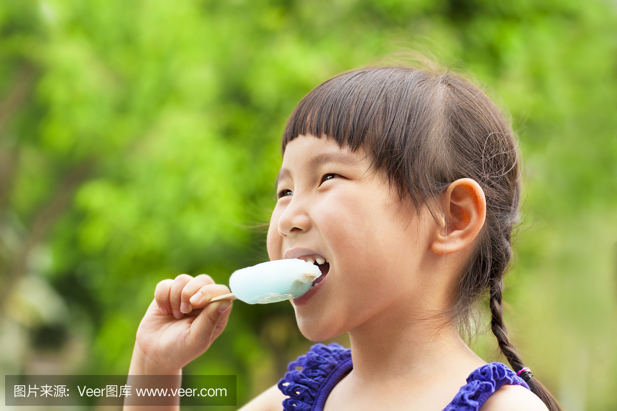 a女生的小女孩在夏天吃女生老是冰棒追拒绝被图片